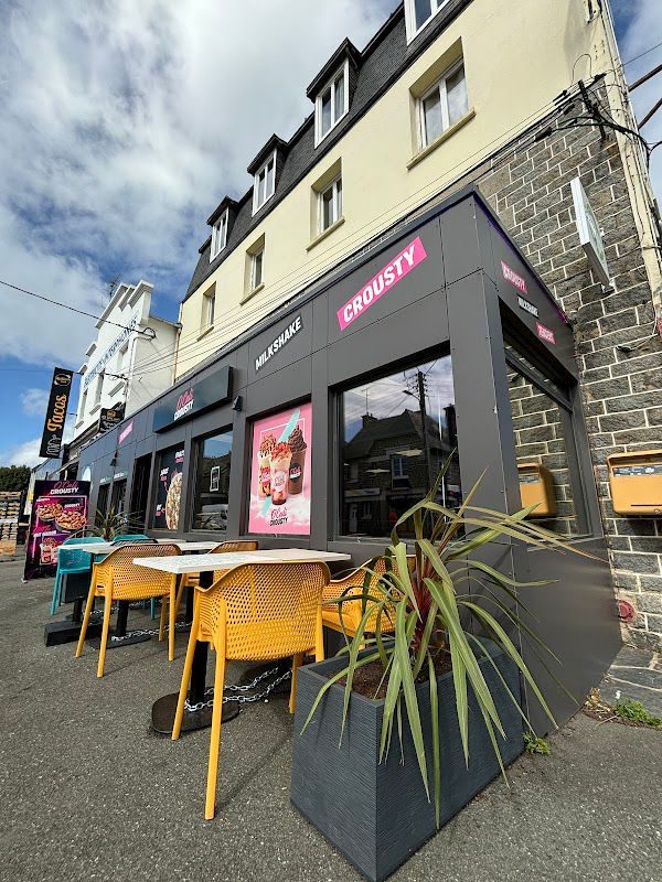 La façade et la terrasse du O'Cali Crousty de Saint-Brieuc